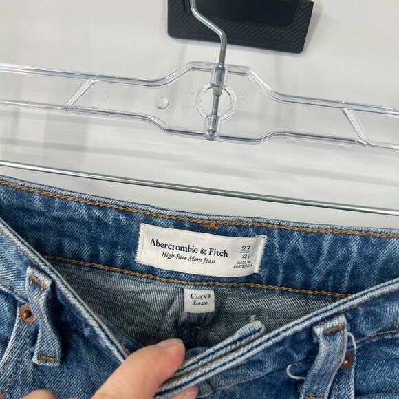 Abercrombie & Fitch Curve Love High Rise Mom Jeans Distressed - Picture 3 of 7